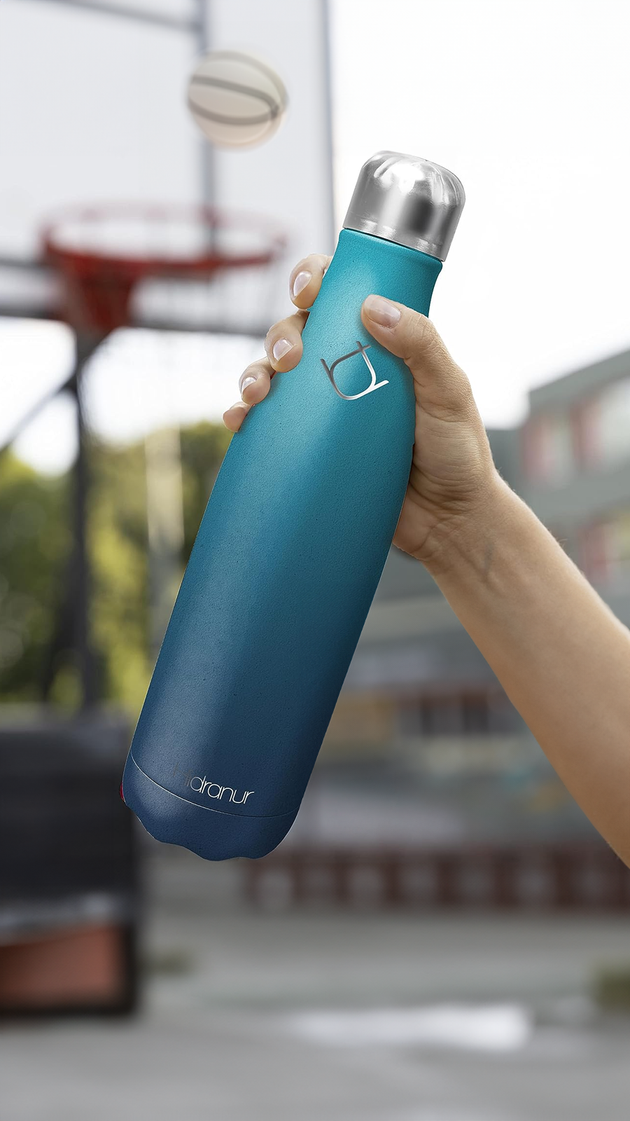 <img src="puppy.jpg" alt="Termo Hidranur azul marino en una mano"/>