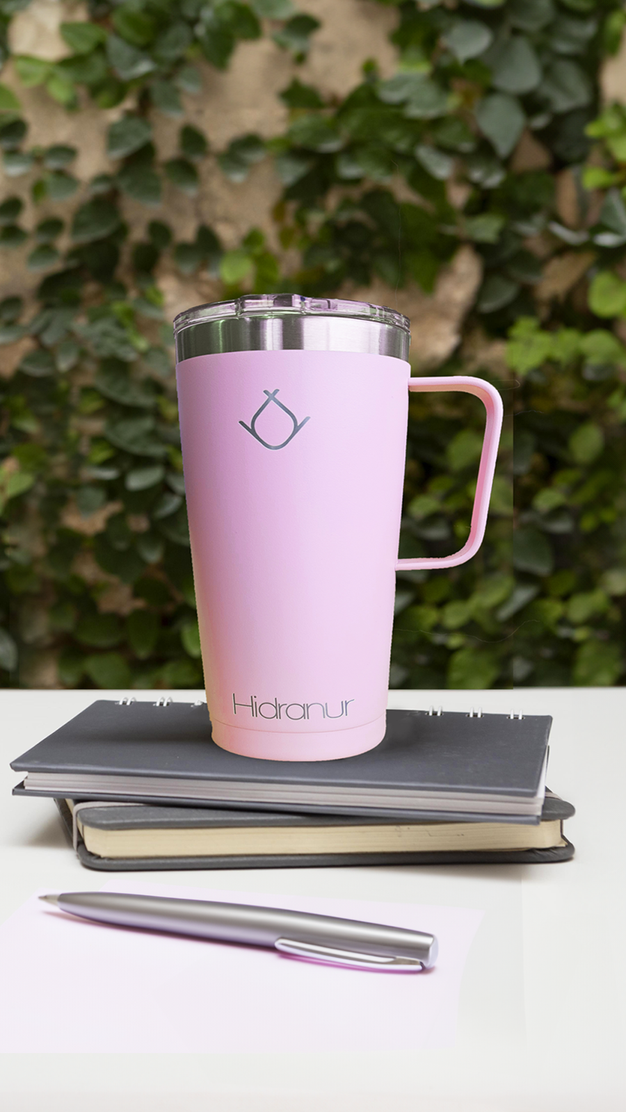 <img src="puppy.jpg" alt="Termo Hidranur rosa sobre una mesa con libros"/>